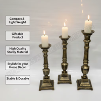 Ensemble de 3 chandeliers en laiton doré antique, style gothique vintage, avec base carrée sur piédestal, pour centre de table de salle à manger