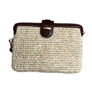 Bolso de mano de paja tejida para mujer, informal, beige, de rafia, para verano, playa, con ribete de piel sintética marrón y cierre de broche dorado. - Product Image 1
