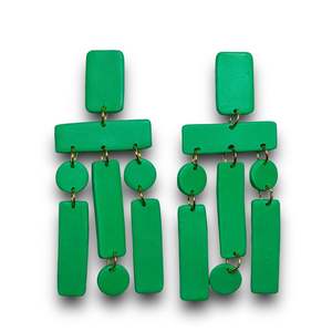 Boucles d'oreilles en résine de qualité supérieure, accessoires élégants en cristal pour les fêtes, les occasions décontractées et les occasions festives, fabriquées à la main pour une durabilité longue durée - Product Image 2