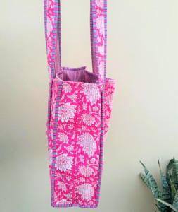 Bolso Tote Acolchado Hecho a Mano en India, Bolso de Hombro Ecológico con Cierre de Cremallera |   Arte de Impresión a Bloque de Jaipur Hecho a Mano y Sostenible - Product Image 3