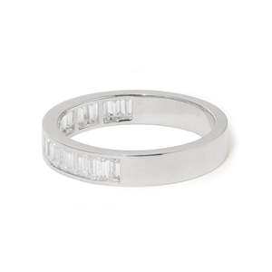 Anillo de boda minimalista de media eternidad con diamantes cultivados en laboratorio de corte baguette de 3*1.5 mm en oro blanco de 14K, certificado IGI. - Product Image 6