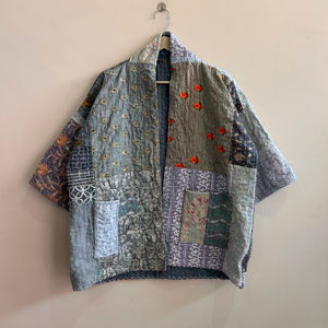 Veste courte de style kimono traditionnelle ethnique en patchwork Kantha en soie et coton matelassé - Product Image 1