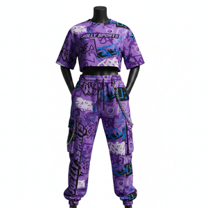 Conjunto Premium de Top Corto y Pantalones Cargo para Mujer, 220 GSM, Poliéster y Spandex, Color Morado, Estilo Graffiti Urbano, Logotipo Personalizado por Sublimación - Product Image 6