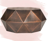 Table centrale de luxe décorative en métal de finition antique avec conception de pyramide pour le salon ou les hôtels