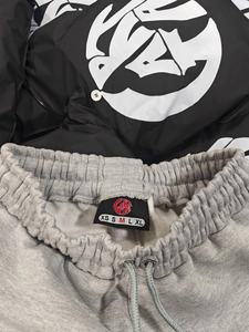 Pantalones Deportivos Unisex de Felpa 100% Algodón, 450 GSM, de Dos Tonos, con Logotipo Bordado y Puños, para Hombre - Product Image 2