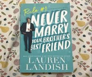 Nunca te casarías con el mejor amigo de tu hermano, de Lauren Landish, libro en tapa blanda, éxito de ventas para adultos - Product Image 2