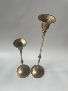Porte-bougie haut en laiton moderne avec tige tournée élégante pour un style intérieur haut de gamme unique - Product Image 4