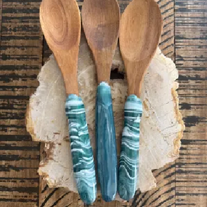 Juego de 3 cucharas de madera con mangos de resina azul mármol y aptas para lavavajillas a buen precio - Product Image 1