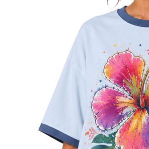เสื้อยืดโอเวอร์ไซส์สีฟ้าอ่อนสำหรับผู้หญิง พิมพ์ลายดอกชบาสีสันสดใส เสื้อยืดลำลองผ้าฝ้ายสำหรับฤดูร้อน รับผลิตตามแบบ OEM ODM ขายส่ง - Product Image 3