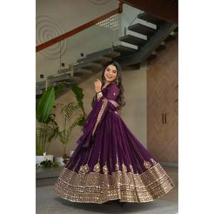 Robe de bal en satin de luxe avec embellissements en cristal et diamants et dupatta - Product Image 1