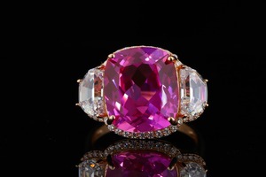 Bague de cocktail de luxe pour femme plaquée or rose 18 carats avec moissanite rose taille coussin et pierres latérales taille émeraude serties pavé - Product Image 2