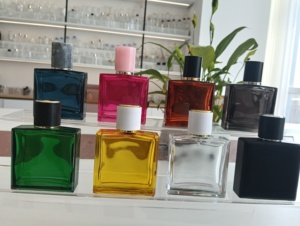 ขวดน้ำหอมขายส่งในสต็อก 30 มล. 50 มล. 100 มล. ขวดน้ำหอมแก้วเปล่าทรงแบนหรูหรา ดีไซน์โดดเด่น พร้อมฝาปิด - Product Image 6