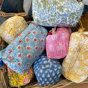 Floral Pattern Cosmetic Bag Small Zipper Closure Textile Portable Makeup Organizer Lovely Style Multi-Color Design - Product Image 4