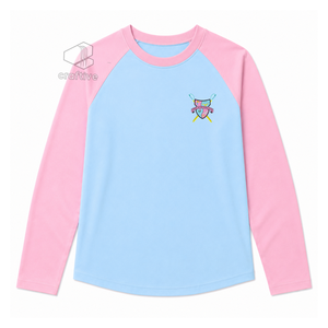 Camiseta Raglán Gamma Phi Delta para Mujer, Bordada, Casual, Rosa y Azul en Contraste, Manga Larga, con Escudo Bordado y Bloques de Color - Product Image 1