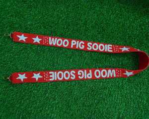 สายคล้องคอผ้าฝ้ายปักลาย Woo Pig Sooie ปรับได้ สีแดง รูปทรงสี่เหลี่ยมผืนผ้า ทนทาน ธีมกีฬา ของตกแต่งงานฝีมือ - Product Image 1