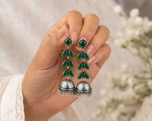 Boucles d'oreilles pendantes Jhumka longues, style bohème, en laiton argenté oxydé avec pierre marquise verte, faites à la main, pour mariage indien, style statement - Product Image 3
