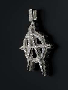 Pendentif Symbole Anarchie Iced Out, Cercle de Diamants de Laboratoire, Breloque Mascotte, Or 10K Véritable, Argent, 2,5 Pouces, Modélisation Volumétrique, Style Hip-Hop - Product Image 6