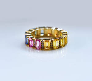 Anillo de Eternidad Everlasting Iris con Corte Esmeralda, Zafiros Naturales Multicolor y Diamantes, Prisma Royale, Oro de 14K, Arcoíris - Product Image 3