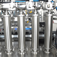 Ligne de production entièrement automatique d'embouteillage d'eau pour bouteilles de jus machine automatique de remplissage bouchage de liquide