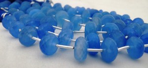 Perles de calcédoine bleue naturelle facettées en forme de rondelle de 10 à 12 mm vendues par brin - Product Image 4