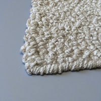 Tapis moderne abstrait en laine feutrée de style corde beige crème, tissé à la main par HARI ENTERPRISES |   Écologique, antibactérien, adapté aux animaux de compagnie