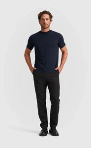 T-shirt ajusté bleu marine pour homme, col rond, manches courtes, coupe classique parfaite, idéal pour un look décontracté et élégant au quotidien. - Product Image 3