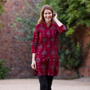 Tunique Ikat d'Orissa, motifs floraux marron foncé et gris sur fond bordeaux, 100% coton, tissée à la main - Product Image 3