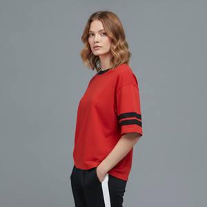 Camiseta de Manga Corta Roja para Mujer Talla Grande con Estampado de Logotipo de Llama, Cuello Redondo, Corte Holgado, Informal, 100% Algodón Transpirable - Product Image 5