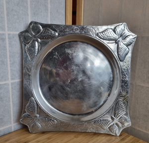 Assiette de Présentation Carrée Argentée Brillante Faite à la Main avec Motif en Relief – Style Minimaliste Occidental – Meilleure Vente - Product Image 1
