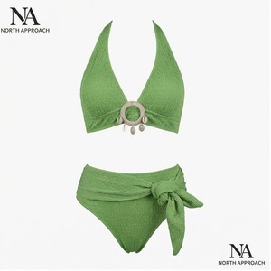 Conjunto de bikini de dos piezas con tiras verdes y aros de perlas, top halter y braga de cintura alta con lazo lateral. - Product Image 1
