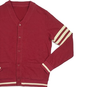 Suéter de Punto Rojo Personalizado al por Mayor para Hombre, Cuello en V, Manga Larga, Bordado con la Letra K, Suéter Informal de Invierno - Product Image 2