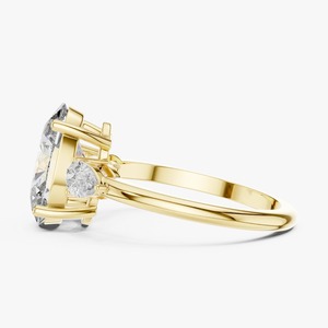 แหวนหมั้นเพชรทรงรี 3.50 กะรัต ทอง 14K เพชรเลี้ยงในห้องปฏิบัติการ ประดับเพชรทรงหยดน้ำด้านข้างสามเม็ด - Product Image 5