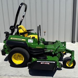 Cortadoras de césped John Deere avanzadas con motor potente para un cuidado del césped sin esfuerzo y resultados impecables. - Product Image 1