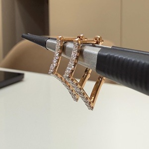 Boucles d'oreilles créoles minimalistes en or 14K avec diamant de laboratoire de 0,60 ct, design géométrique, 24 pierres, certifiées IGI, bijoux de mariée élégants - Product Image 2