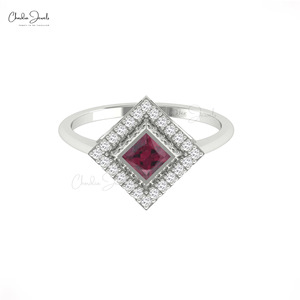 Bague de fiançailles artisanale en or massif 14 carats avec halo de diamants, grenat rhodolite taille carrée 4 mm, personnalisation disponible - Product Image 4