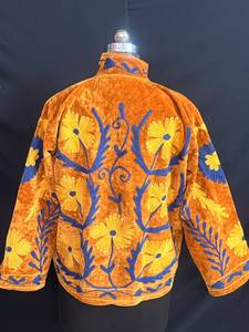 Veste en velours moutarde de luxe brodée, magnifique manteau court floral Suzani, vêtements d'extérieur d'hiver bohème pour femmes, cardigan à ouverture devant - Product Image 3