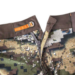 Pantalon de chasse camouflage pour homme avec plusieurs poches et accents orange pour une utilisation en extérieur - Product Image 2