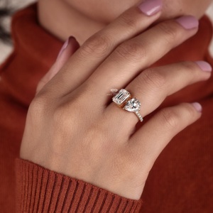Bague Toi et Moi en Or 14K avec Diamant Taille Ovale et Émeraude, Bague de Fiançailles à Deux Pierres, Bijoux de Mariage Minimalistes, Fabricants Grossistes - Product Image 6