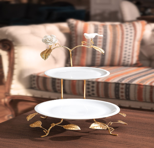 Présentoir à 2 niveaux en forme de branche dorée avec oiseaux et assiettes blanches ajoute une touche rustique à toute fête. Disponible à prix de gros. - Product Image 2