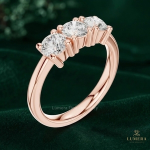 Anillo de lujo con tres diamantes cultivados en laboratorio, anillo ancho con diamantes brillantes redondos en pavé, elegante anillo de uso diario para mujer. - Product Image 2