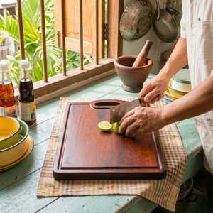 Planche à découper en bois massif avec poignée et rainure pour les jus, grande planche à découper en bois pour la cuisine - Product Image 1