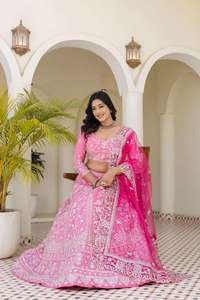 ชุดเลเฮนกาโชลีสีชมพูสุดหรู ดีไซน์พิเศษ ปักลายอย่างประณีต พร้อมผ้าคลุมไหล่ ชุดผ้าไหมทันสมัย ขายส่ง - Product Image 2