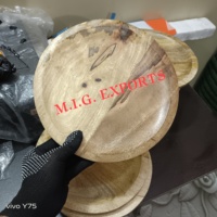 Assiette en bois avec surface polie naturelle, vaisselle rustique pour la salle à manger, la cuisine, les restaurants et les occasions spéciales.
