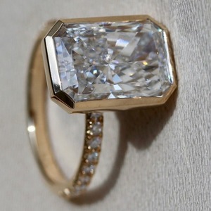 Anillo de Boda Minimalista con Diamante Cultivado en Laboratorio de Corte Radiante de 6.00CT en Oro Amarillo de 14K con Diamante Certificado por IGI para Mujer - Product Image 4