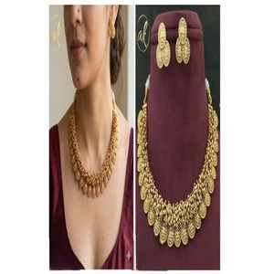 Magnifique ensemble collier ras-du-cou et boucles d'oreilles en laiton plaqué or de qualité supérieure, orné de perles et de moissanite, style Kundan, collection pour mariage - Product Image 2