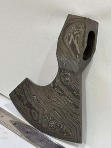 Hacha de Acero Forjado a Mano con Patrón Soldado, Cuchilla de Hacha Estilo Damasco Hecha a Medida, Herramienta para Acampar y Bushcraft al Aire Libre - Product Image 4