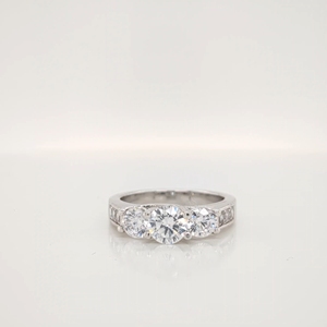 Bague de fiançailles Lurba Jewels en moissanite taillée à trois pierres, or blanc massif 14 carats, sertie en canal, avec pierres latérales certifiées taille princesse - Product Image 1