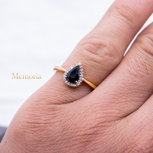 Anillo de Oro Amarillo Sólido de 14k con Zafiro Azul Natural en Forma de Pera y Halo de Diamantes, Joyas Memoria, Venta al Por Mayor - Product Image 5