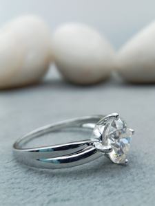 Bague de fiançailles classique pour femme en or massif 14K avec diamant solitaire de 2 carats, certifié VVS, cultivé en laboratoire, pour IGI - Product Image 3