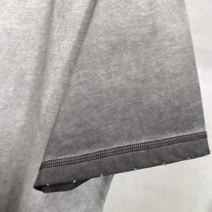 เสื้อยืดโอเวอร์ไซส์สีดำพิมพ์ลายกราฟิกสไตล์วินเทจแบบย้อมสีเอซิดสำหรับผู้ชาย ขายส่งแบบ OEM เสื้อยืดเนื้อหนักแบบซักแล้ว พิมพ์ลายด้วยเทคนิค DTG - Product Image 4